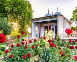 The mosque is surrounded by a large and beautiful garden filled with awesome flowers like roses allowing visitors to sit and relax.